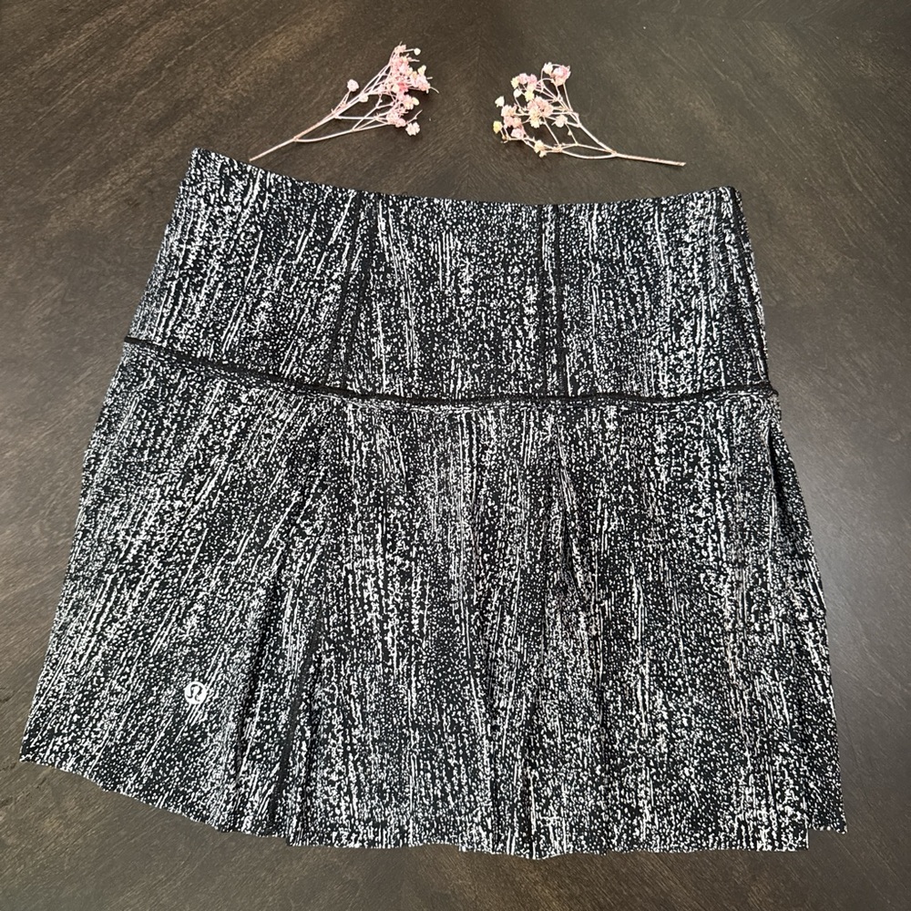 Lululemon Athletica Textured Black and White Mini Skirt